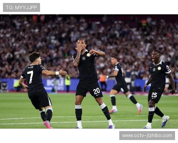 蓝军凭借边路突破与精准定位球战术成功压制阿贾克斯全场占据主动 蓝军凭借边路突破与精准定位球战术成功压制阿贾克斯全场占据主动