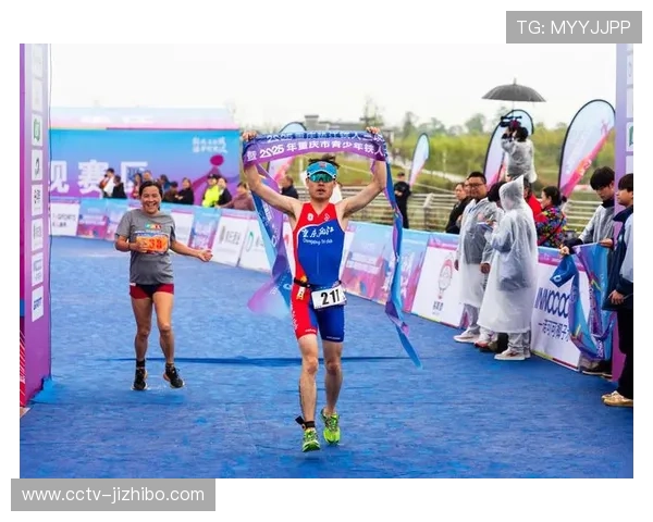 铁人三项海滩赛段选手耐力比拼,观众沿岸呐喊助威 铁人三项海滩赛段选手耐力比拼,观众沿岸呐喊助威